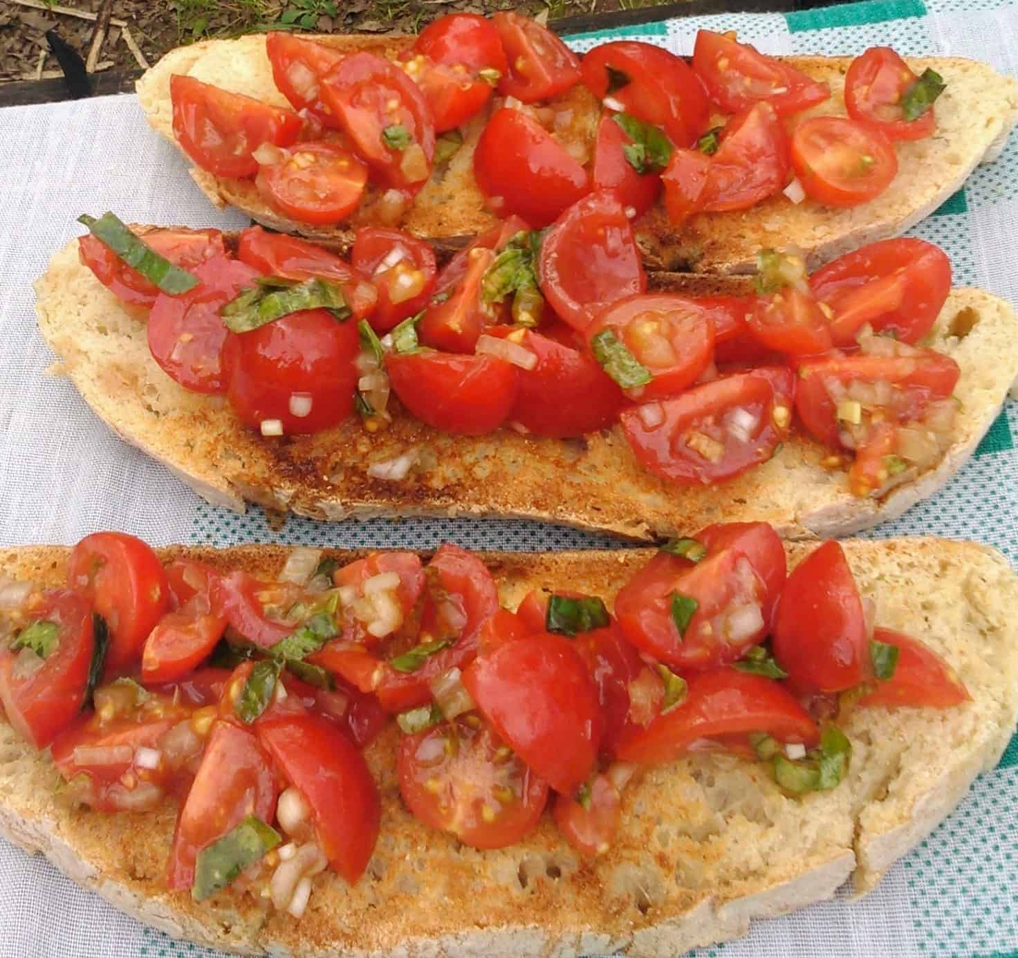 Bruschetta com tomate e manjericão
