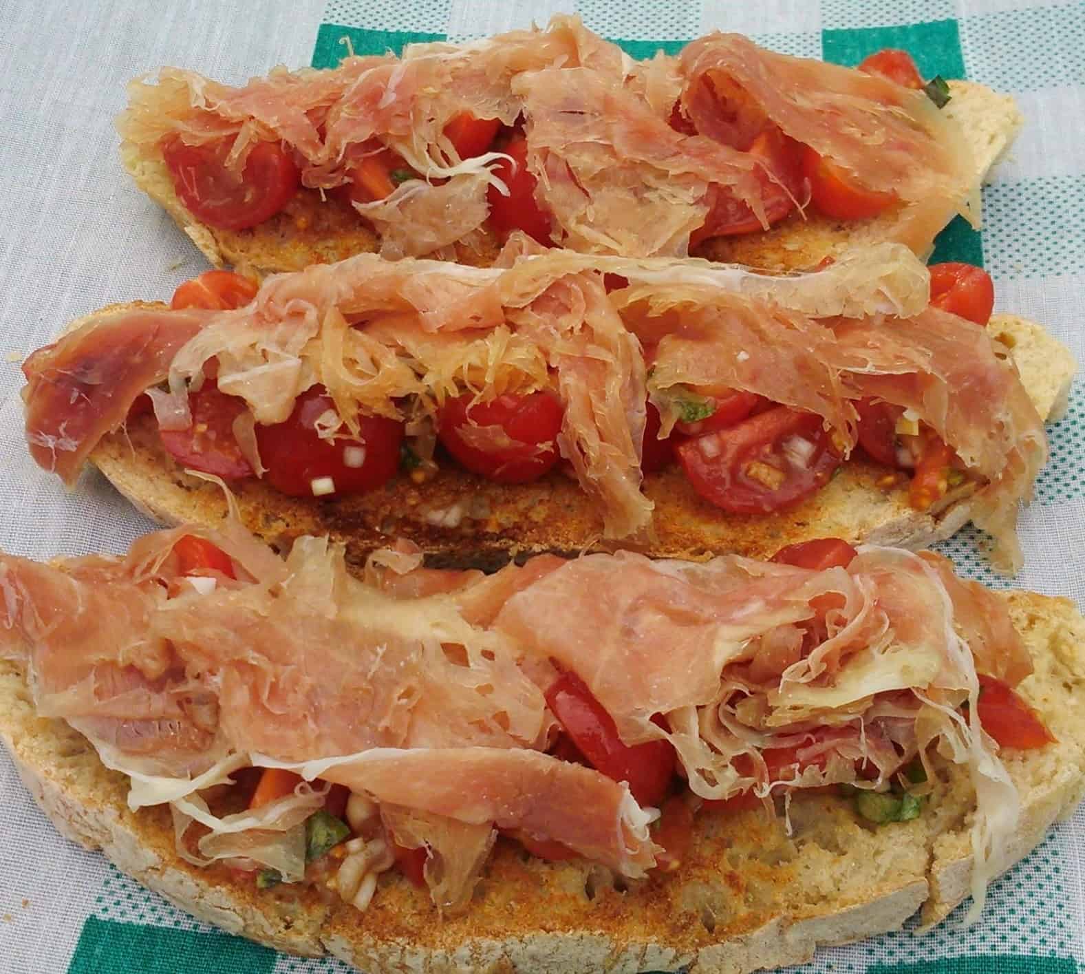 Bruschetta com tomate, manjericão e presunto