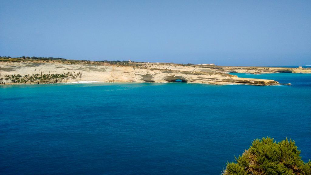 Vista sobre o Mar Mediterrâneo na costa oeste de Malta