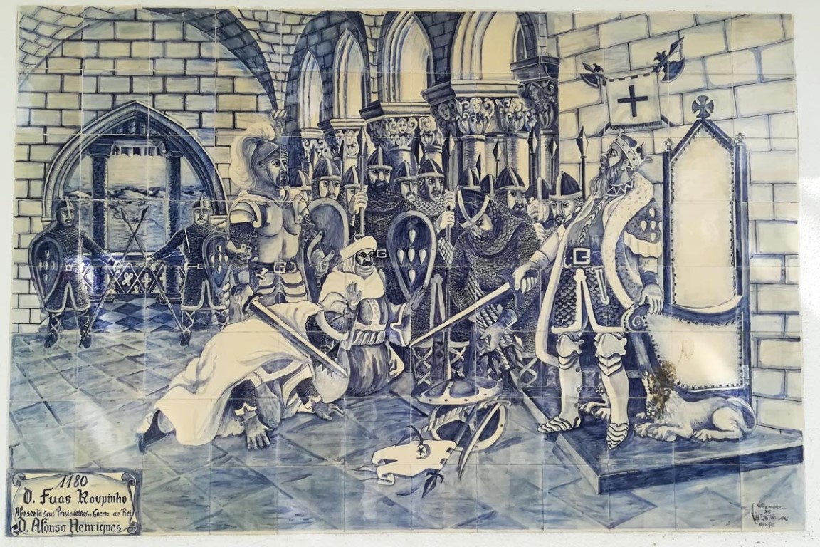Painel de azulejos que representa D. Fuas Roupinho a apresentar prisioneiros de guerra a D. Afonso Henriques - encontra-se no Jardim Municipal de Porto de Mós