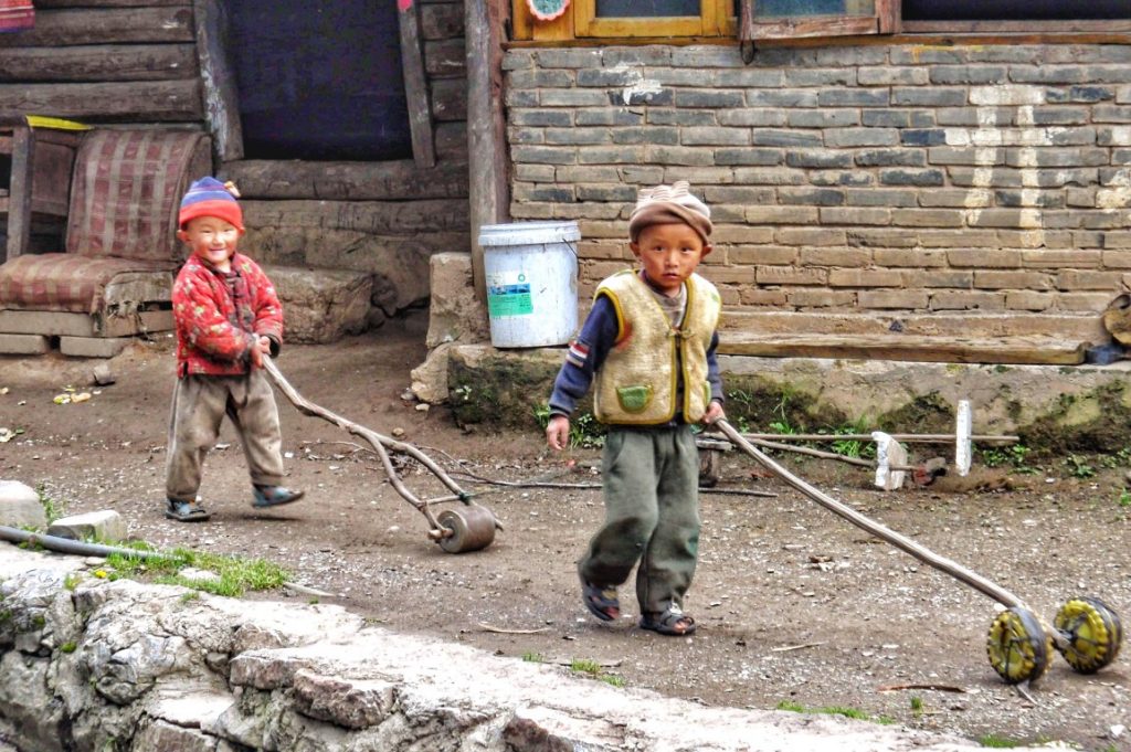 Imagem que nos transporta até China rural, crianças a brincar