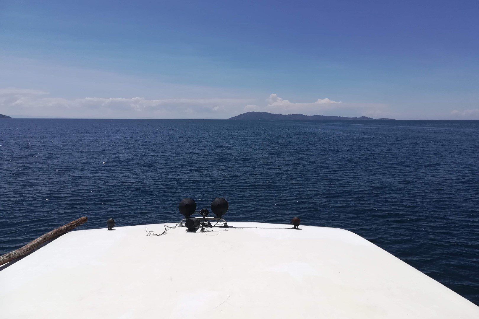 Vista a partir do exterior do barco para o lago Titicaca. Constipação, doença em viagem