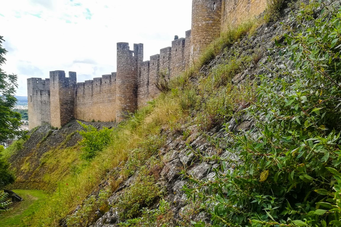 Alambor, estrutura de pedra na base da muralha do Castelo de Tomar