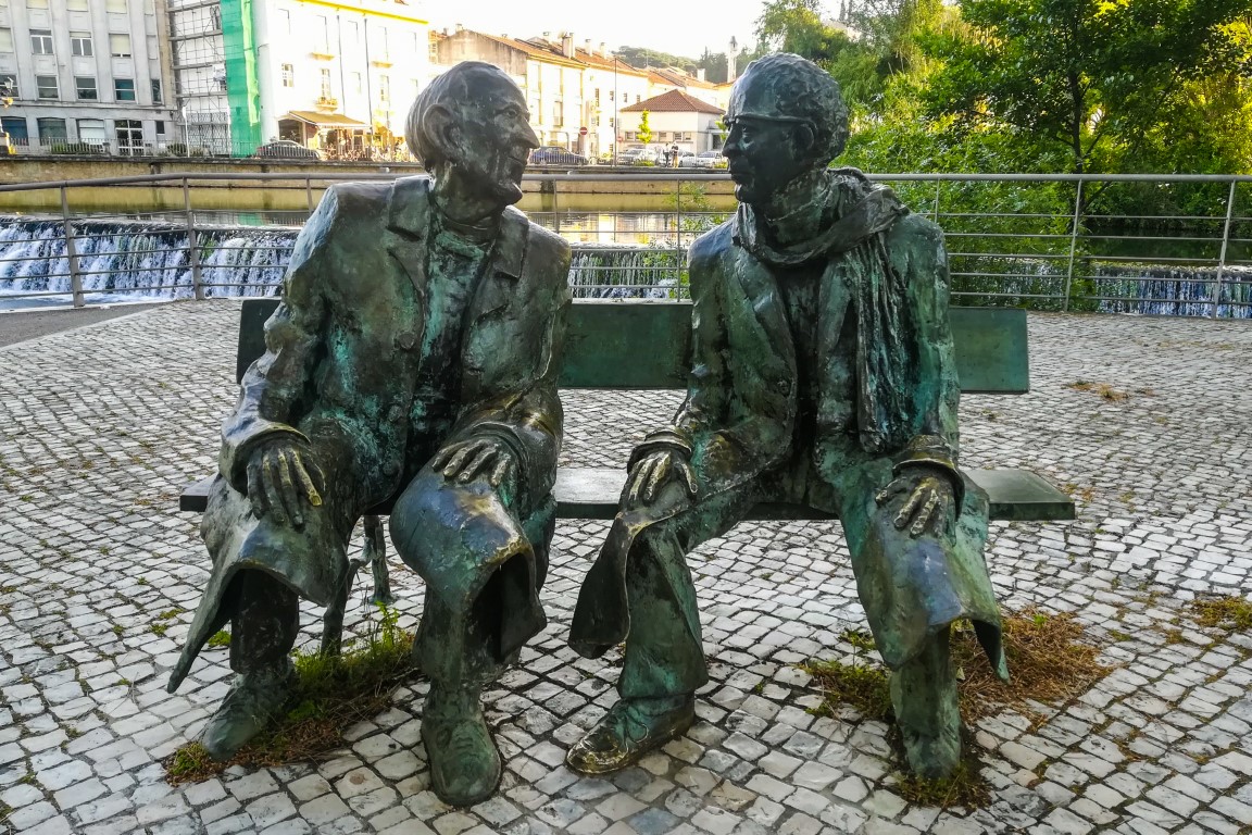 Estátua de Fernando Lopes-Graça e Fernando Araújo Ferreira na margem do rio Nabão