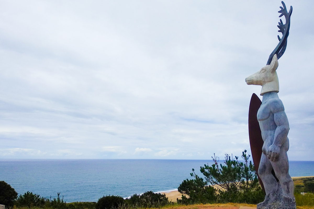 Escultura de surfista em homenagem à onde gigante da Nazaré