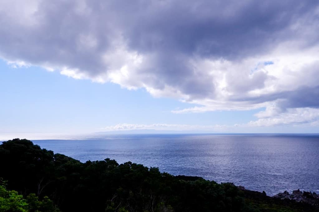 Vista a partir do Miradouro da Ponta do Queimado, de onde se vê uma das outras ilhas dos Açores