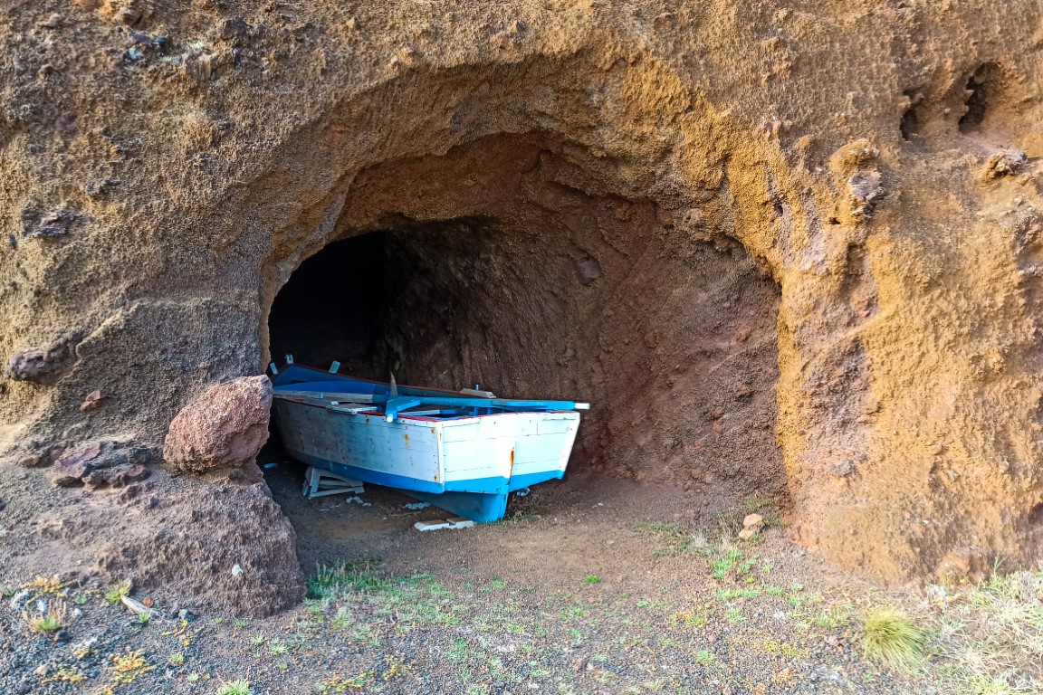 Barco de pesca guardado numa gruta de Porto Afonso