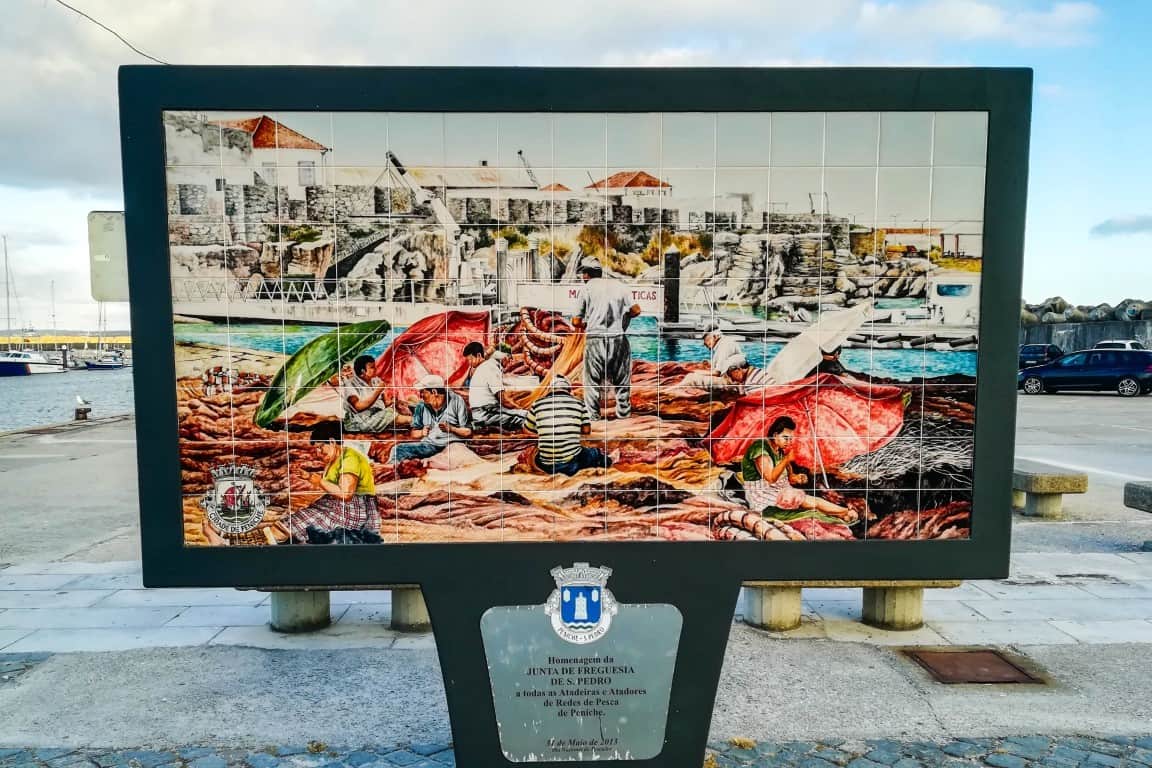 Painel de homenagem às Atadeiras e Atadores de Redes de Pesca de Peniche, na Marina
