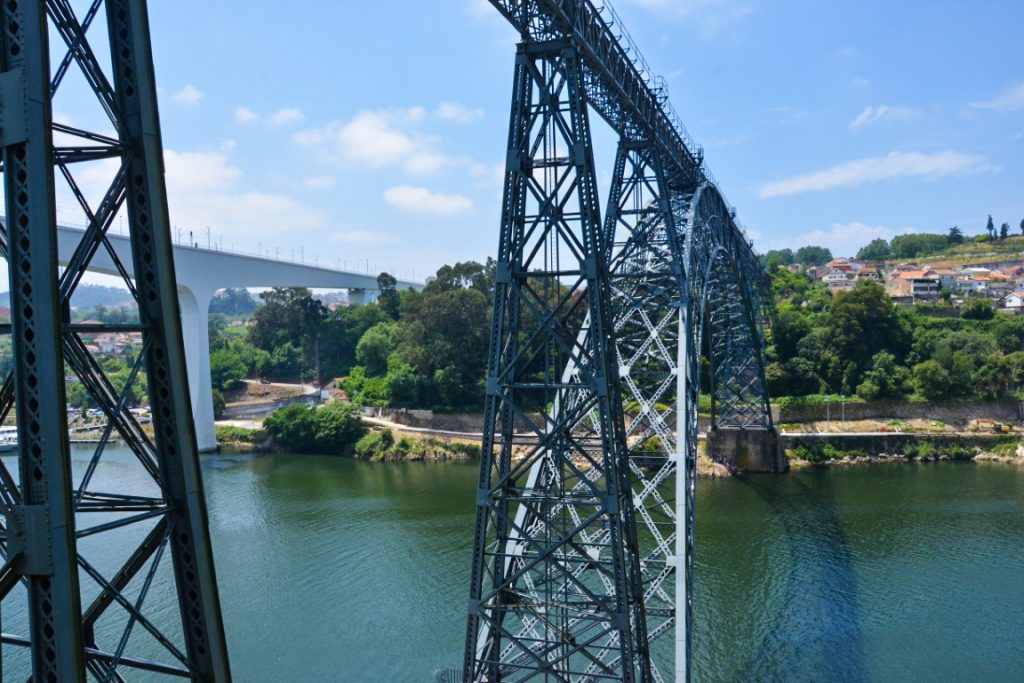 Ponte ferroviária D. Maria Pia, no Porto, já desativada