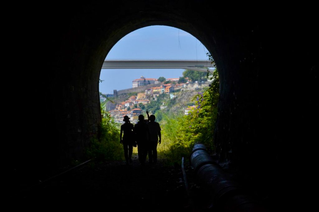 Túnel ferroviário desativado de onde se vê a Ponte do Infante, a muralha fernandina e o Palácio Episcopal do Porto