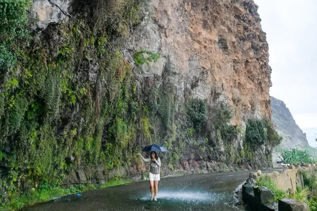 A curiosa Cascata dos Anjos, que cai sobre a estrada, na Madeira