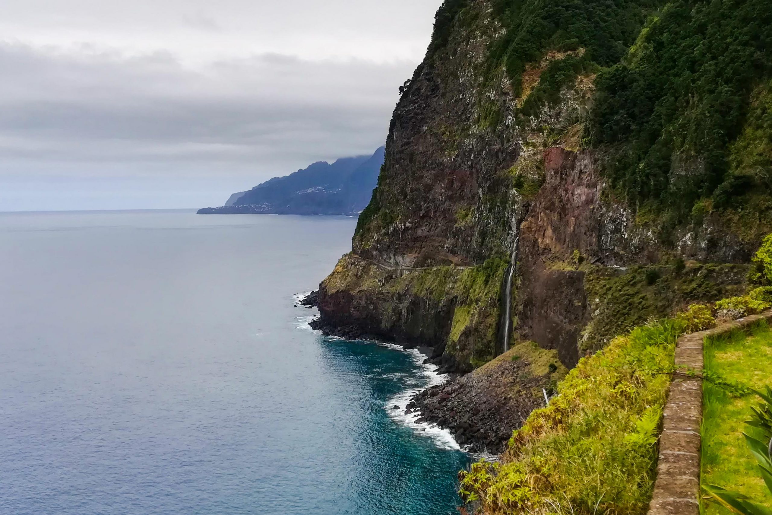Vista para a cascata do Véu da Noiva, no Miradouro na Madeira