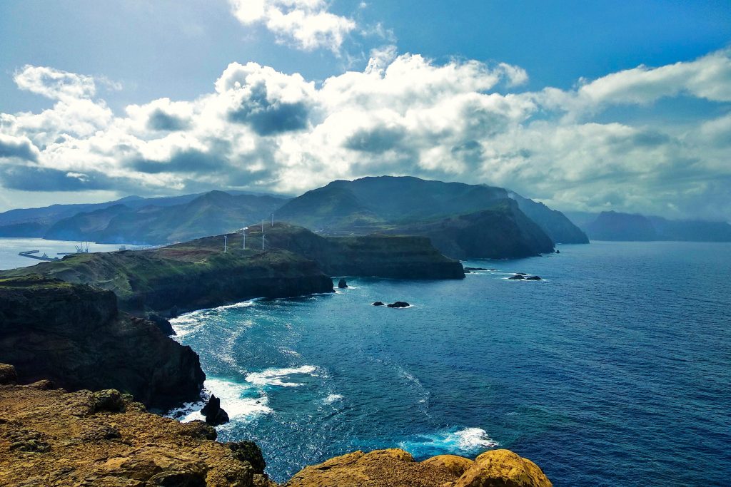 Costas Norte e Sul da ilha vistas a partir do Miradouro da Ponta do Rosto