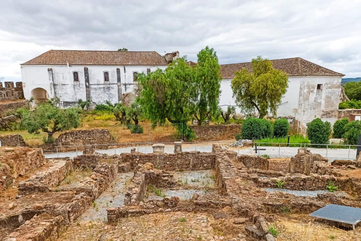 Ruínas da antiga vila medieval intramuros e Convento de Nossa Senhora da Saudação, para visitar no castelo de Montemor-o-Novo