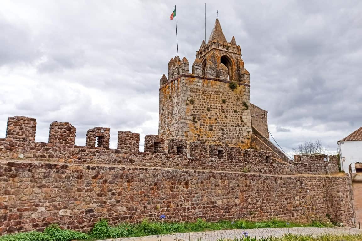 Muralha e Torre do Relógio junto à entrada do castelo de Montemor-o-Novo