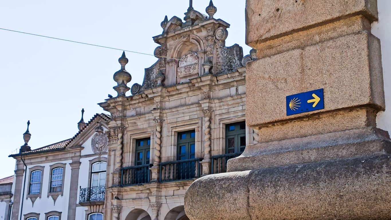 A seta e a vieira, que também em Chaves indicam a direção do Caminho Português de Santiago Interior