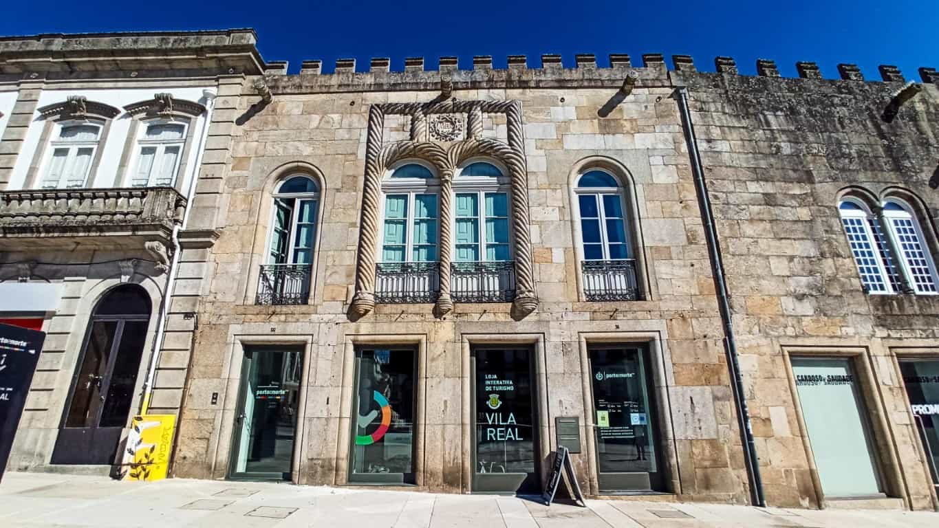Casa quinhentista com janelas manuelinas, onde se encontra o Porto de Turismo de Vila Real