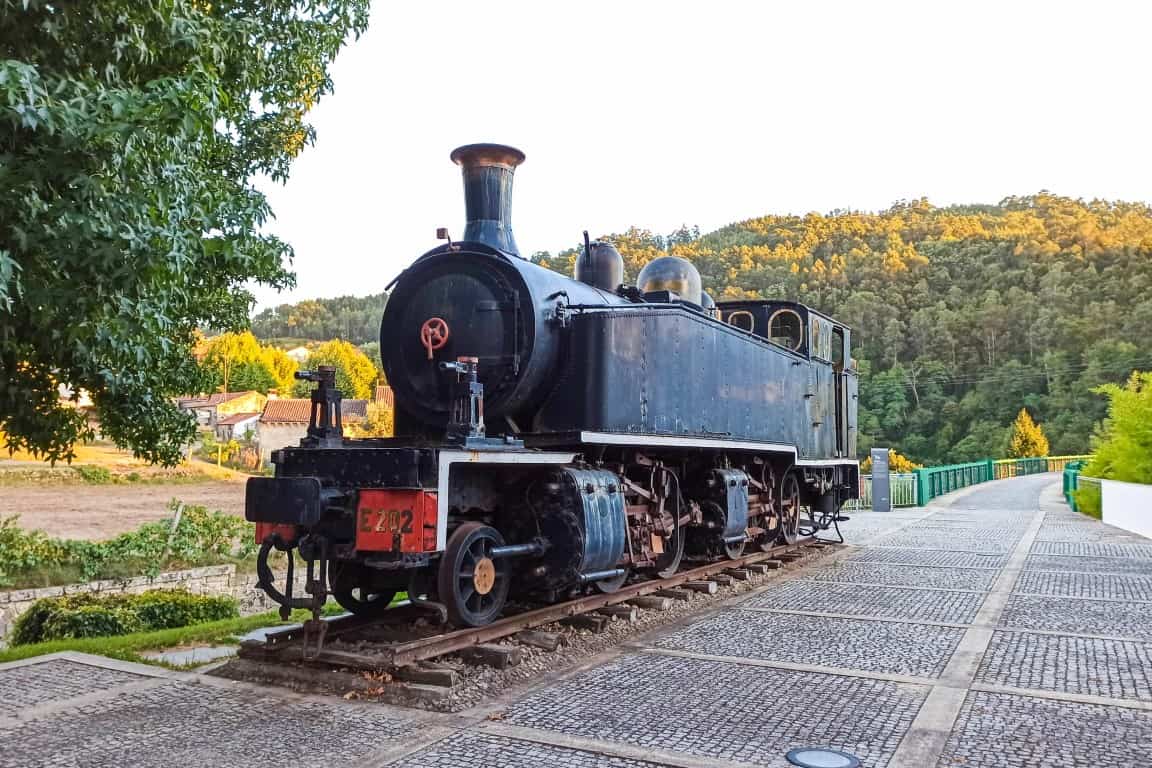 Locomotiva a vapor centenária, junto à ponte ferroviária de Vouzela