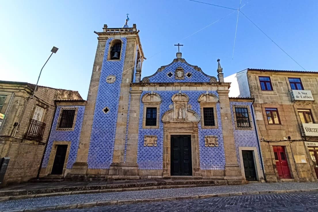 Fachada revestida a azulejos da Igreja da Misericórdia de Vouzela, Portugal
