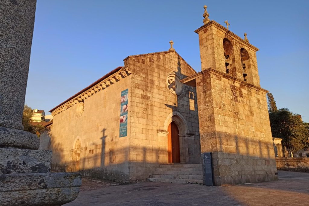 Vouzela - Igreja Matriz de Vouzela com a sua torre sineira característica. 
