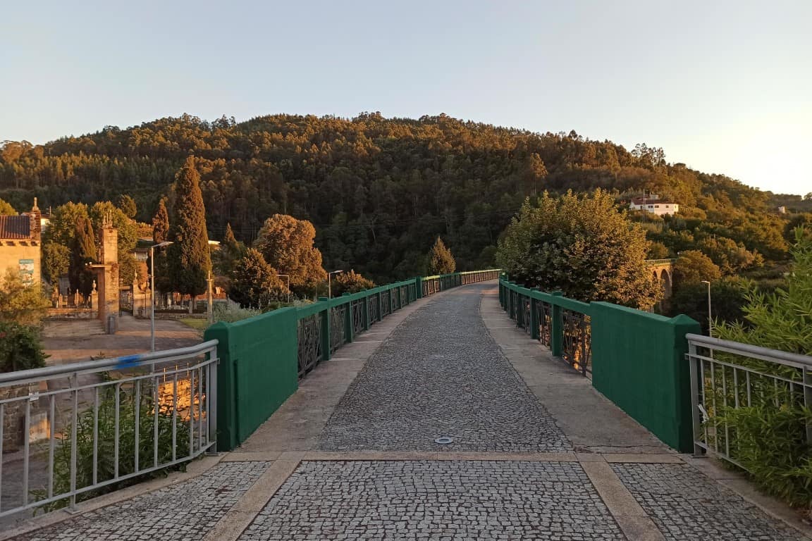Perspetiva do tabuleiro da antiga ponte ferroviária de Vouzela, atualmente pedonal e por onde passa o Percurso da Nª Srª do Castelo