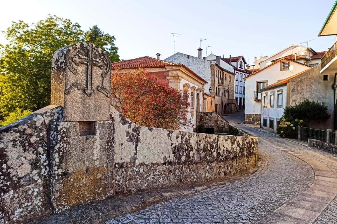 Perspetiva da Rua de São Frei Gil - a rua mais bem preservada de Vouzela - a partir da ponte romana