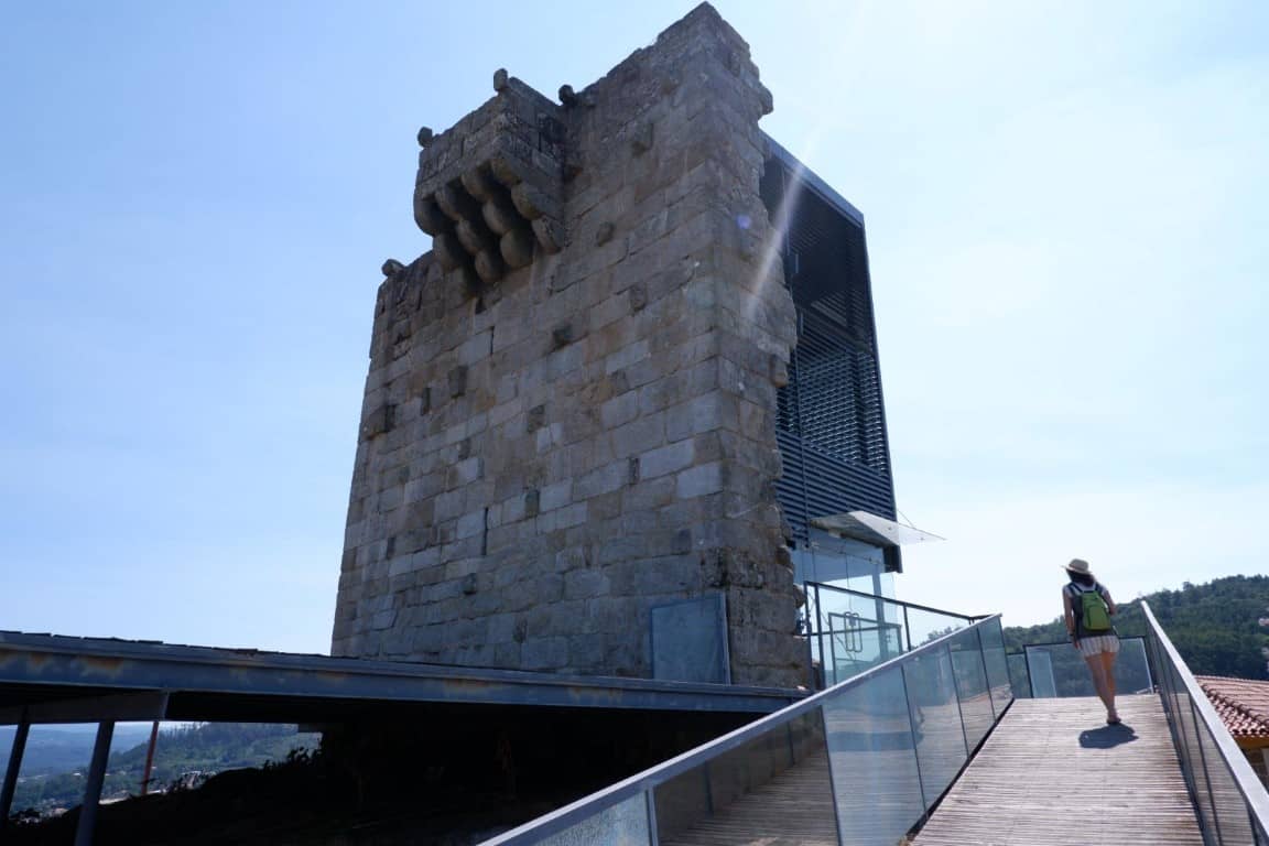 As ruínas da Torre de Vilharigues albergam atualmente um núcleo museológico