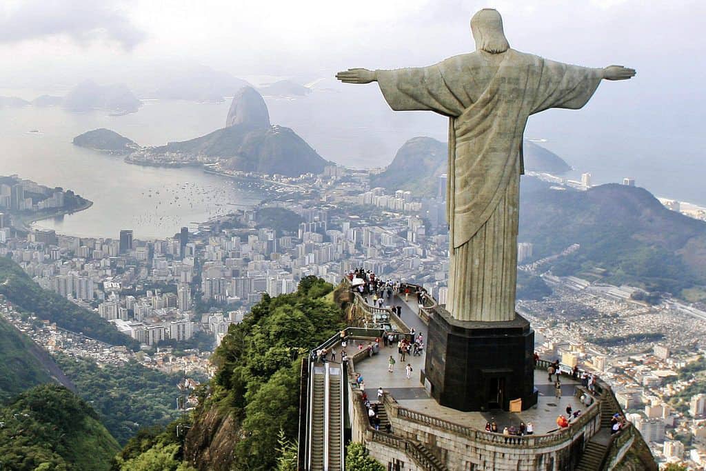 Cristo Redentor, de braços abertos olhando para a bonita cidade do Rio de Janeiro