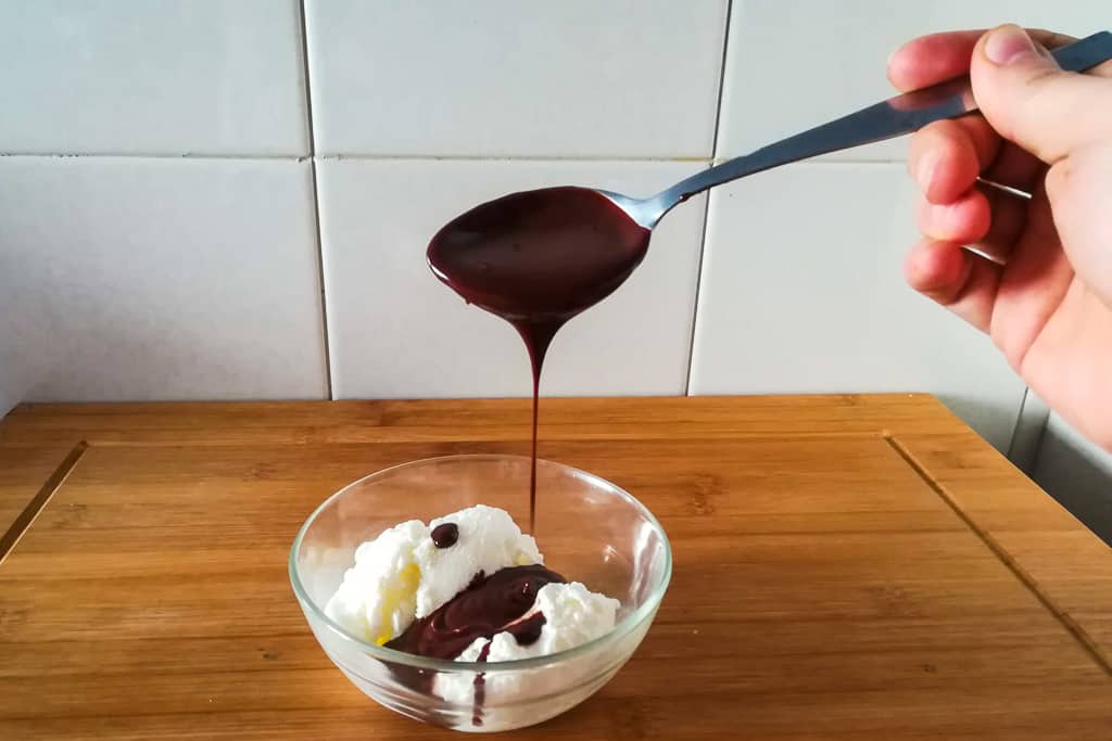 Gelado com Chocolate Quente - Derramar o chocolate derretido por cima do gelado