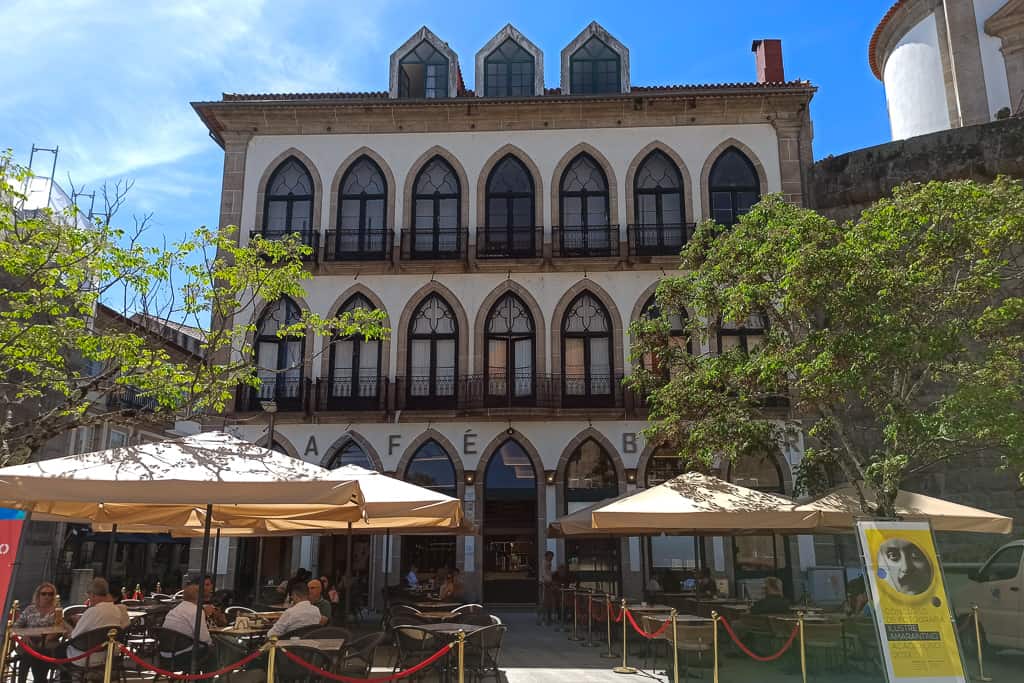 Perspetiva da esplanada e fachada do histórico Café Bar São Gonçalo, em Amarante