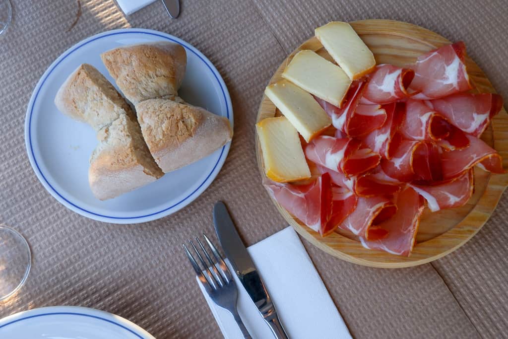 Pão de quatro cantos a acompanhar presunto e queijo no restaurante Lusitana, em Amarante